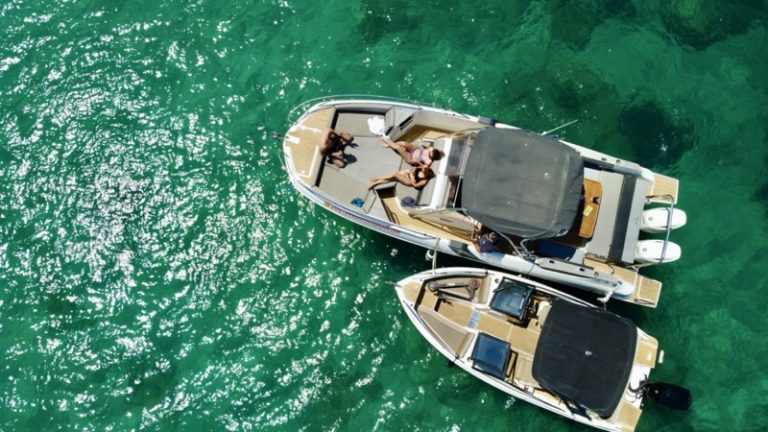 Embarcaciones de Flow Boats fondeadas en aguas transparentes