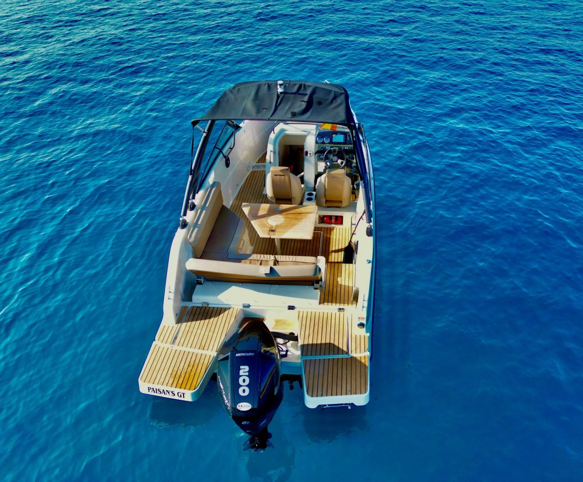 Paisans GT de Flow Boats navegando en aguas de la Costa Brava